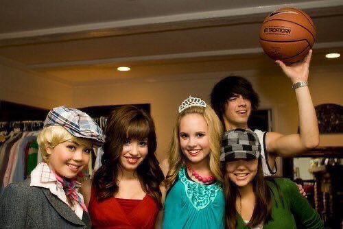 solelynostalgia's tweet photo. the cast of ‘camp rock’ as the cast of ‘high school musical’ for halloween (2007) https://t.co/GvXuxw0Kup