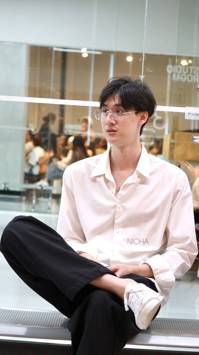 ssunflowerq's tweet photo. abis ngeliat ini jadi makin paham kenapa dew ngincer dari jaman cuteboys... paham kenapa dew ngajak makan siang duluan.... paham kenapa dew dm duluan... paham kenapa dew nyimpen tee selama 5 tahun... https://t.co/apzitIGJ1W