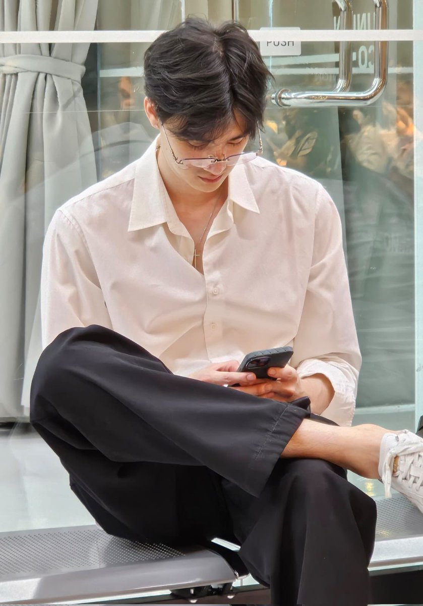 ssunflowerq's tweet photo. abis ngeliat ini jadi makin paham kenapa dew ngincer dari jaman cuteboys... paham kenapa dew ngajak makan siang duluan.... paham kenapa dew dm duluan... paham kenapa dew nyimpen tee selama 5 tahun... https://t.co/apzitIGJ1W