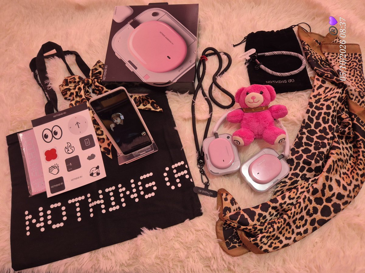 Reyahkim's tweet photo. Flexing my #freebies 🩷 during the BA media launch last week!! 

Phone holder, lanyards, stickers, tote bag!!! You are @nothing but generous! 💜 thank u so much!!!

NOTHING GLOBAL AMBASSADOR V
TAEHYUNG FOR NOTHING
#TAEHYUNGxNOTHING
#VxNOTHING https://t.co/McK53tKk7k