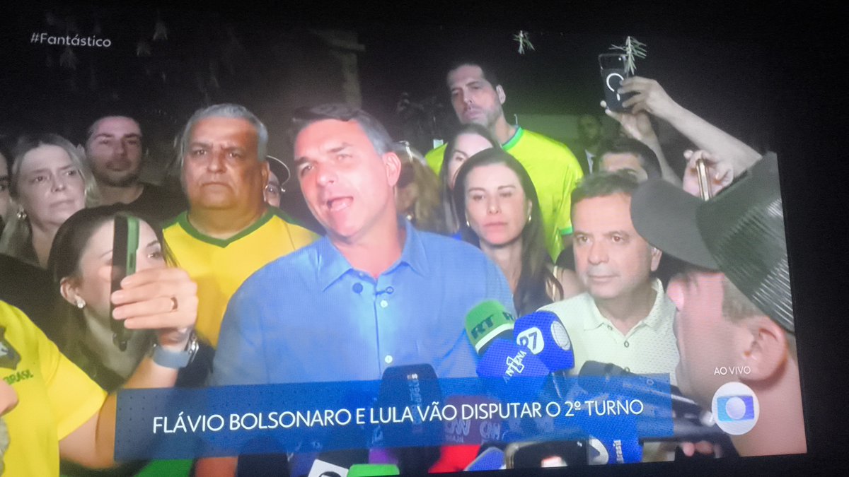 caua_AL's tweet photo. Repare que a única pessoa negra é o segurança https://t.co/8kGZyLZiZP