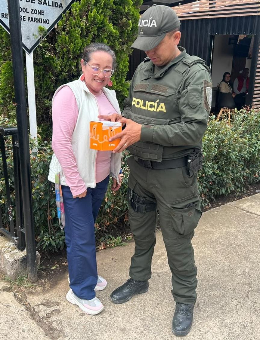 BoyacaLEinforma's tweet photo. Policía Nacional rescata y libera especie de fauna silvestre en Sogamoso.
En el barrio El Recreo de #Sogamoso, realizaron el rescate de una reinita acuática norteña, entregada voluntariamente por una ciudadana.
La especie fue puesta a disposición de Corpoboyacá. https://t.co/9f2DYPyj2A