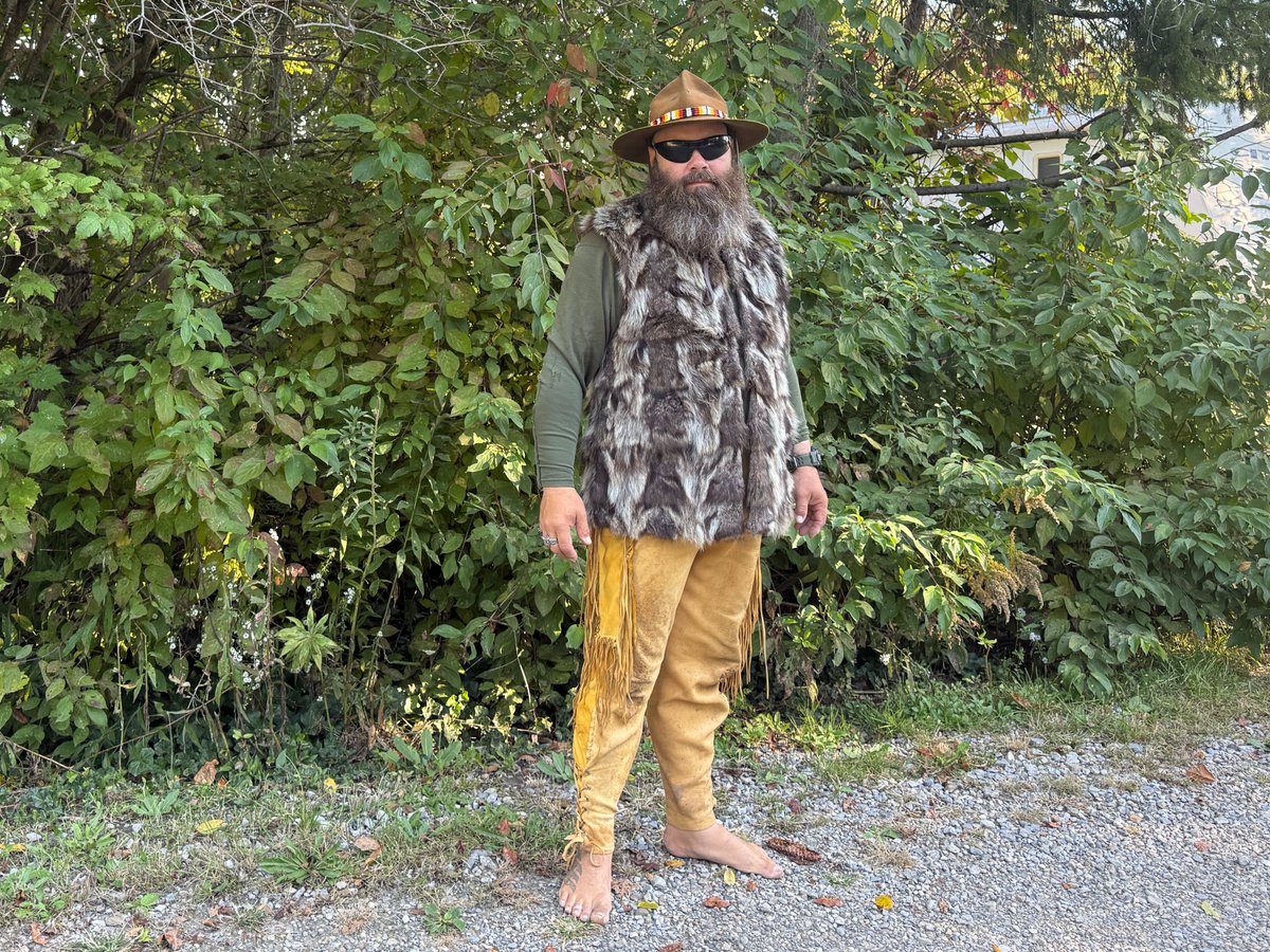 wilkolaak's tweet photo. A beautiful autumn day - it's finally cool enough to wear buckskin and fur.Β #mountainman #buckskin #outdoorlife #wilkolaak #WilkoΕaak https://t.co/J59jH2Aj4a
