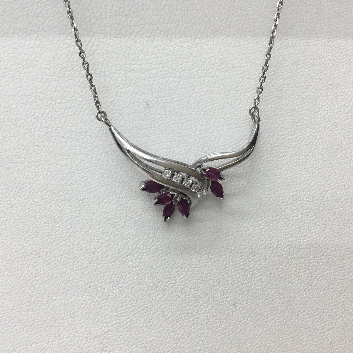 daikokuya2016's tweet photo. Pt850 ルビー・メレダイヤ付きネックレスをお買取りしました✨

プラチナ製品はもちろん、ルビー・サファイア・エメラルド・ダイヤ付きジュエリーも幅広くお買取りしております。

使わなくなったジュエリーがございましたら、お気軽にご来店・お問い合わせください！

#ジュエリー買取 #静岡買取 https://t.co/Ulb77TLtau