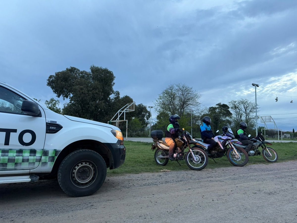 seguridadch's tweet photo. Continúan operativos de control motorizado para reforzar la prevención y el descanso de los vecinos

La Secretaría de Seguridad y Dirección de Tránsito a cargo de Néstor Dabi y Matías Maleichuk informaron que continúan los operativos de control motorizado para reforzar la prevención y el descanso vecinal.

​Durante la última semana, y con una mayor intensidad a lo largo del fin de semana, la Policía en conjunto con la Dirección de Tránsito llevaron adelante una serie de operativos preventivos focalizados en el control de motocicletas. Las acciones se desplegaron de manera simultánea en diversos barrios, plazas y puntos estratégicos de la ciudad.

​El objetivo principal de estas intervenciones es desalentar conductas de riesgo y faltas graves como la realización de picadas clandestinas, maniobras sinuosas o peligrosas, y el uso de caños de escape libres o no homologados que generan ruidos molestos afectando la tranquilidad de la comunidad. 

Como resultado de las tareas de supervisión, se logró una disminución significativa de estas irregularidades durante los horarios nocturnos y de descanso.

​Asimismo, las autoridades hicieron hincapié en la concientización e inspección del cumplimiento de las normas básicas de vialidad:

📌​Uso obligatorio del casco protector tanto para el conductor como para el acompañante.
​
📌Portación de la documentación reglamentaria para circular (licencia, cédula y seguro al día).

​📌Prohibición del manejo por parte de menores de edad.
​
📌Límite máximo de dos ocupantes por vehículo.

​Desde las áreas del operativo confirmaron que los controles móviles y dinámicos continuarán realizándose de forma periódica en distintas zonas para garantizar la seguridad vial y la convivencia pacífica entre los vecinos.