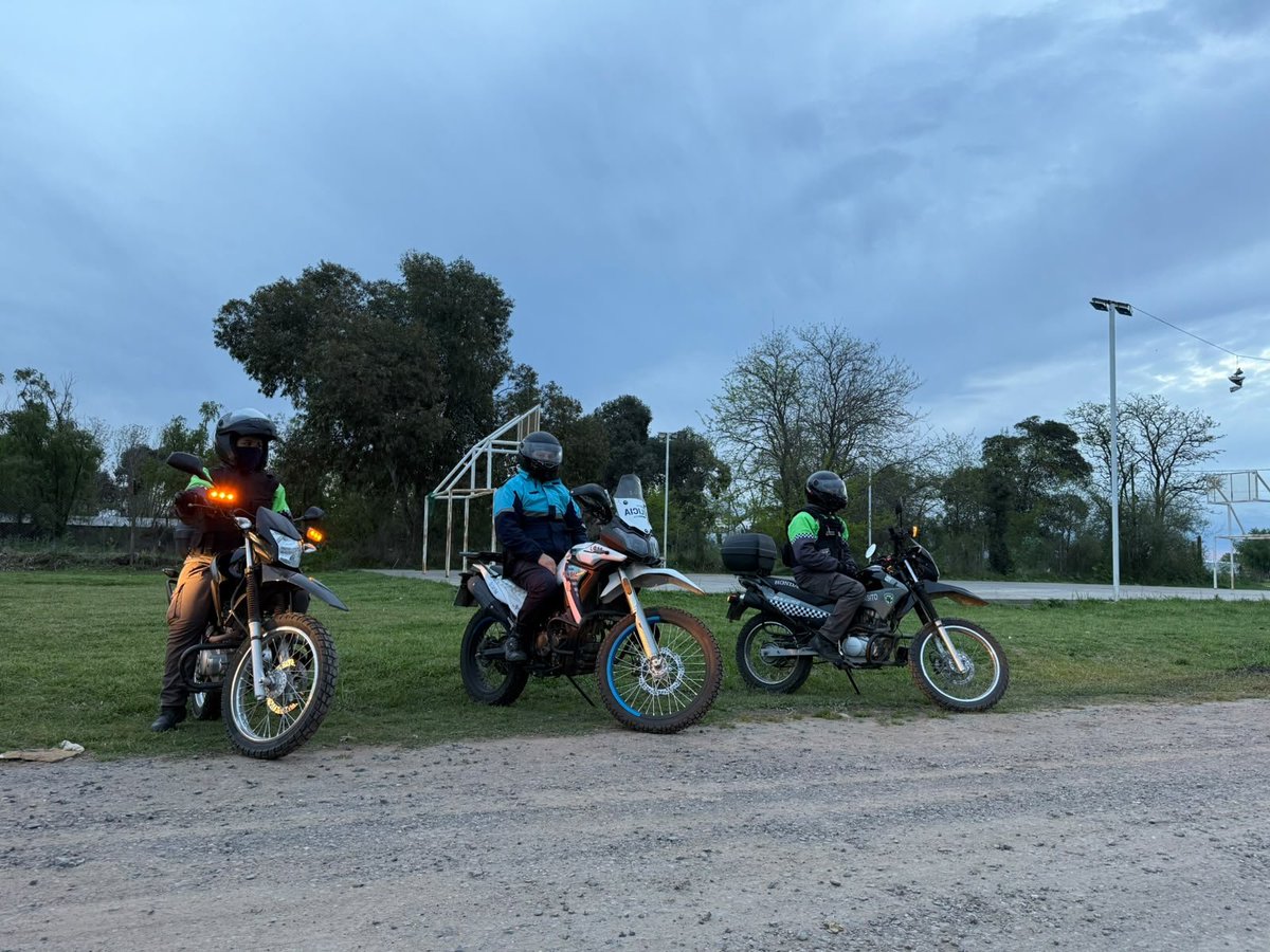 seguridadch's tweet photo. Continúan operativos de control motorizado para reforzar la prevención y el descanso de los vecinos

La Secretaría de Seguridad y Dirección de Tránsito a cargo de Néstor Dabi y Matías Maleichuk informaron que continúan los operativos de control motorizado para reforzar la prevención y el descanso vecinal.

​Durante la última semana, y con una mayor intensidad a lo largo del fin de semana, la Policía en conjunto con la Dirección de Tránsito llevaron adelante una serie de operativos preventivos focalizados en el control de motocicletas. Las acciones se desplegaron de manera simultánea en diversos barrios, plazas y puntos estratégicos de la ciudad.

​El objetivo principal de estas intervenciones es desalentar conductas de riesgo y faltas graves como la realización de picadas clandestinas, maniobras sinuosas o peligrosas, y el uso de caños de escape libres o no homologados que generan ruidos molestos afectando la tranquilidad de la comunidad. 

Como resultado de las tareas de supervisión, se logró una disminución significativa de estas irregularidades durante los horarios nocturnos y de descanso.

​Asimismo, las autoridades hicieron hincapié en la concientización e inspección del cumplimiento de las normas básicas de vialidad:

📌​Uso obligatorio del casco protector tanto para el conductor como para el acompañante.
​
📌Portación de la documentación reglamentaria para circular (licencia, cédula y seguro al día).

​📌Prohibición del manejo por parte de menores de edad.
​
📌Límite máximo de dos ocupantes por vehículo.

​Desde las áreas del operativo confirmaron que los controles móviles y dinámicos continuarán realizándose de forma periódica en distintas zonas para garantizar la seguridad vial y la convivencia pacífica entre los vecinos.