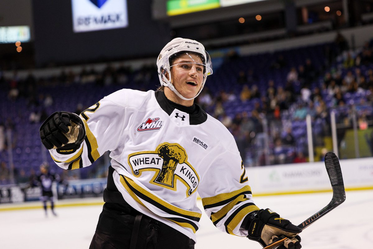 bdnwheatkings's tweet photo. Willy leading the flyby after his first of the season! 

📸: courtesy Victoria Royals https://t.co/OiFuPgBhpb