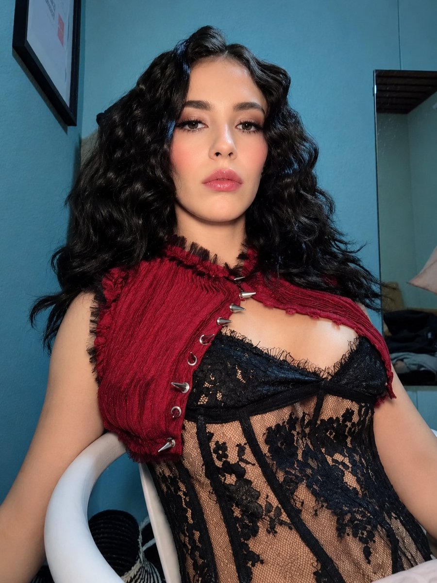 egoIvy's tweet photo. Este se va a quedar como mi look favorito de Arantza, lo tuvo todo, el rojo, el cabello, el maquillaje, la pose

ARANTZA IS ICONIC
#LaCasaDeLosFamososMx 
#LCDLFMX4 https://t.co/8r5xB31NjB