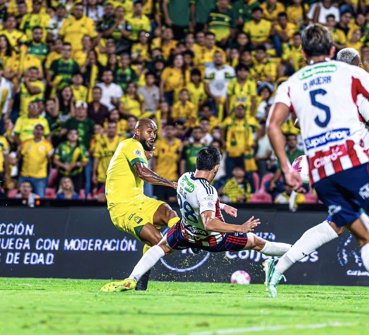 SOLO_JUNIOR's tweet photo. 😤 • ¡Ni jugando con un jugador más!

Junior cae 3x1 ante Bucaramanga, a pesar de la roja que vio el rival. https://t.co/0r8QCVM90N