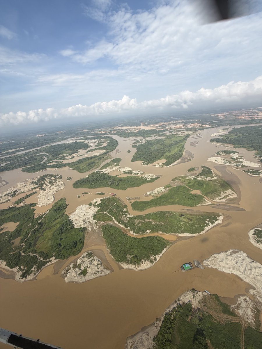 Juan_EspinalR's tweet photo. Ministro @Rodrigo_Lara_ y mire cómo es sobrevolar el Bajo Cauca, duele profundamente el daño ambiental, la extracción ilícita debe ser tratada igual que la Coca, y que el Gobierno Americano apoye esta lucha. https://t.co/CgQLhPIKcl