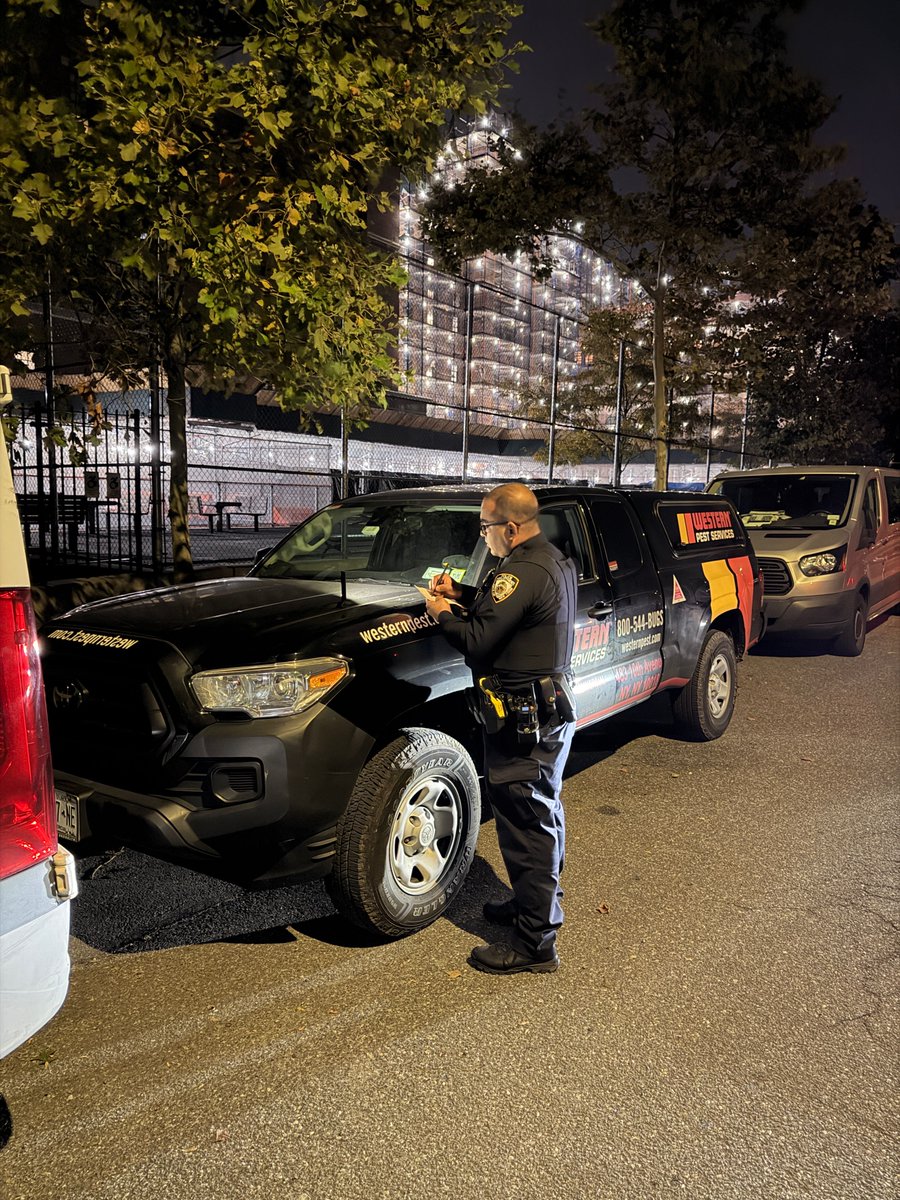 NYPD109Pct's tweet photo. Our officers were out enforcing: commercial vehicles are prohibited from overnight parking on residential streets in NYC from 9 PM to 5 AM. Violators may receive a summons. Let’s keep our neighborhoods clear! https://t.co/tq2dfxSmem