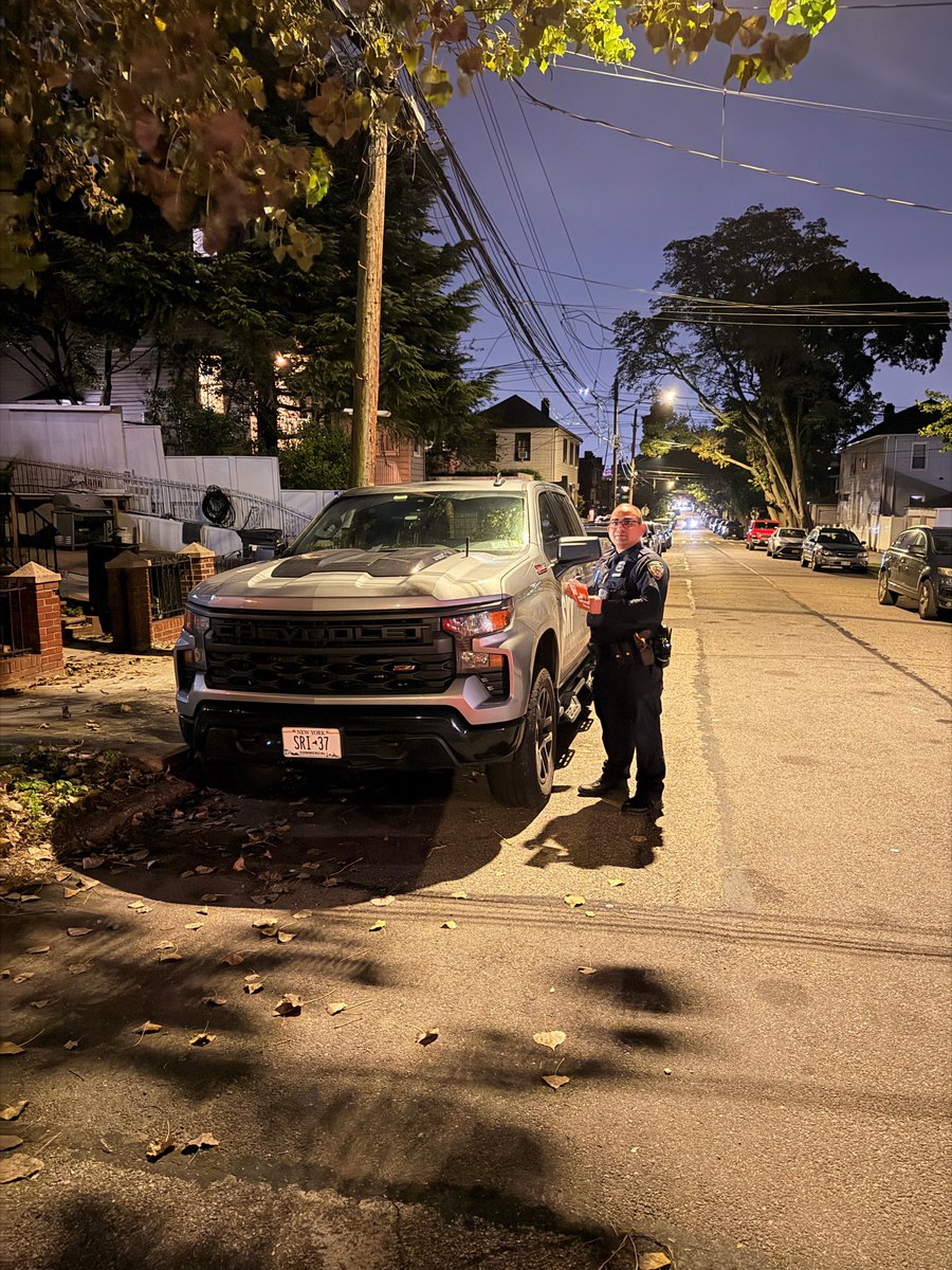 NYPD109Pct's tweet photo. Our officers were out enforcing: commercial vehicles are prohibited from overnight parking on residential streets in NYC from 9 PM to 5 AM. Violators may receive a summons. Let’s keep our neighborhoods clear! https://t.co/tq2dfxSmem