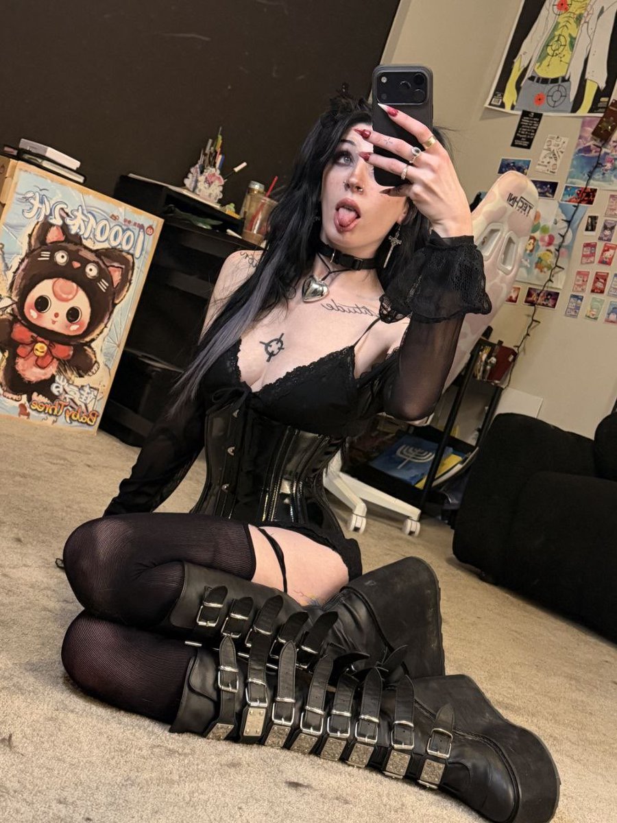 raydarkromance's tweet photo. In position, just the way you like me. https://t.co/xgHqqWtZyc
