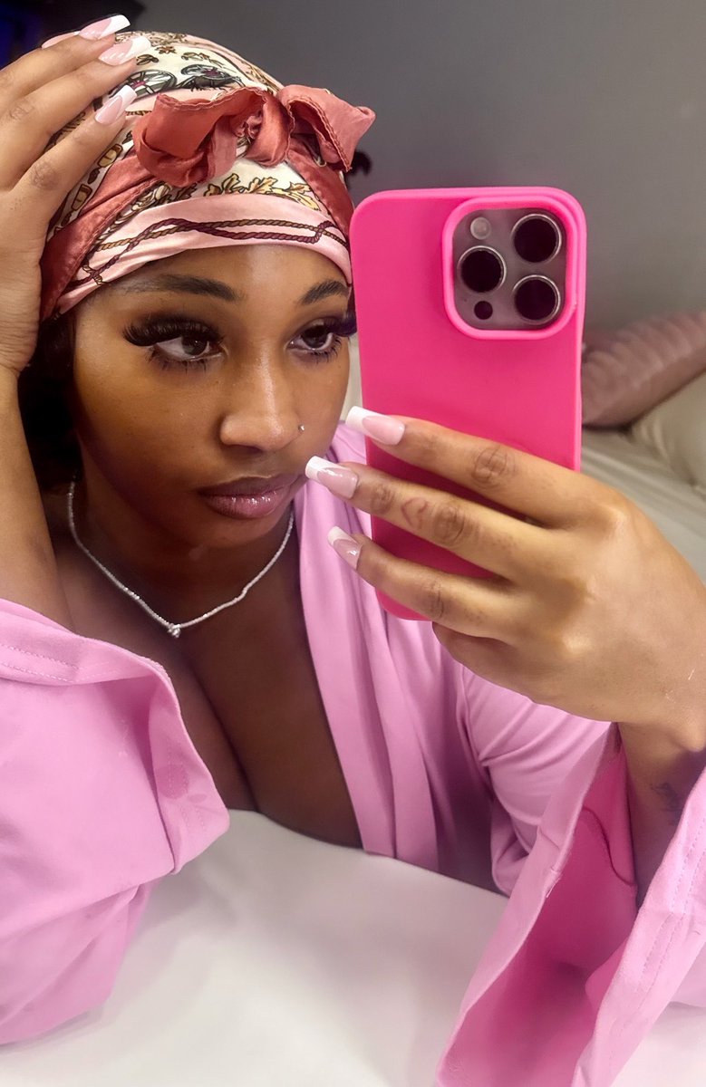 Fksoledoll's tweet photo. Did my lashes todayy💕can't wait to do my toes nexttt https://t.co/c2MqdeQYfb