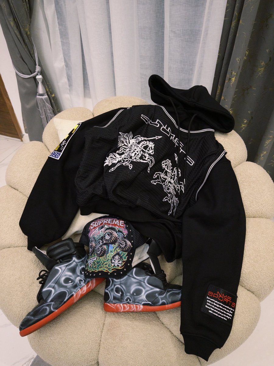Faithvsfea15661's tweet photo. BB hoodie https://t.co/dbciYS4s0R