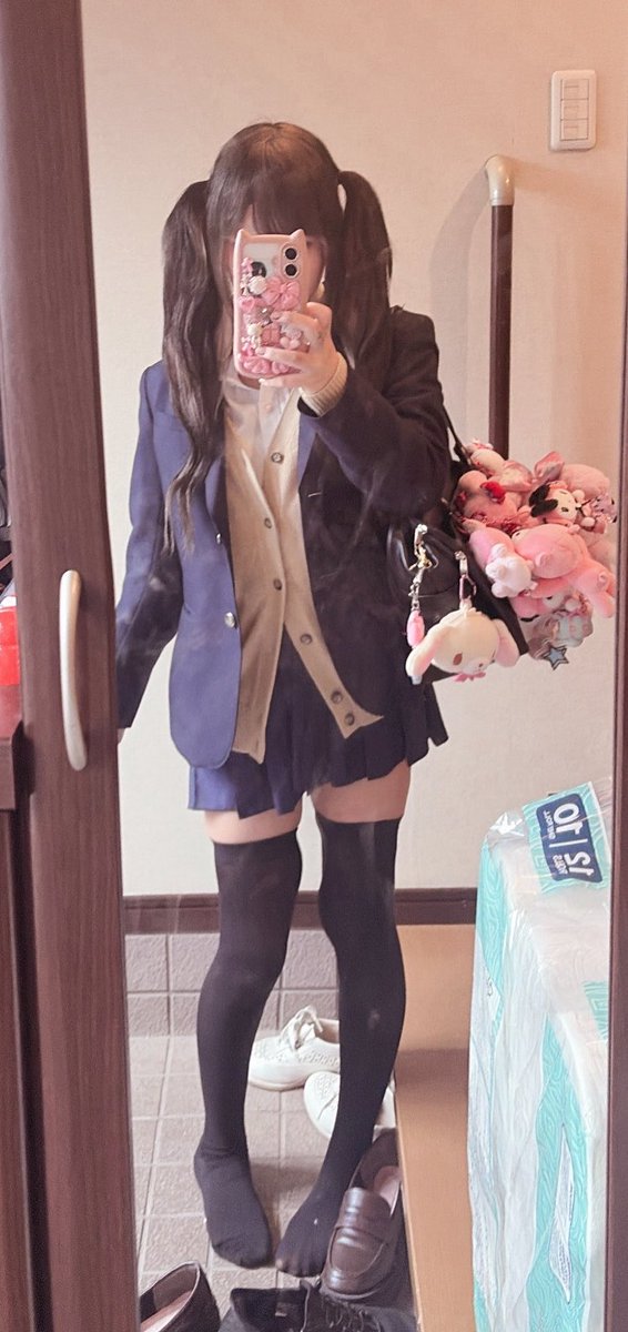 _a_15_z's tweet photo. 黒彩振って学校行ってきます1時間目から https://t.co/b35K0Vd6W2