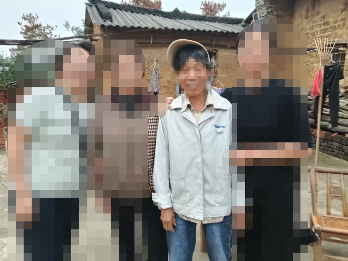 infrasX's tweet photo. 我妈回乡探亲到访了自己前同事卢老师，也是我儿时的语文老师，一位因超生而失去"公职"的民办教师。

印象中卢老师语文教的很好，在我四年级转学时，她在岗位上应该已经十年多了。在一纸禁令下，回家务农至今。

对一个场景我一直印象深刻。
大概在三年级，我坐在前排。有一次我们在埋头写作业，一人站在教室门口往我这个方向扔来很大的一条红领巾，刚好落在我桌子上，当时想着这红领巾大人戴也会显大。我一脸懵 见没人来要，就把红领巾收了起来。后来想想应该是给老师的。