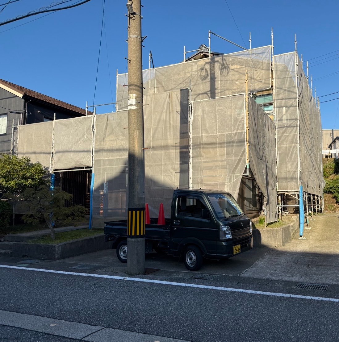 yoshihilo11's tweet photo. 足場組み立て完了です👷‍♂️✨

これからの工事を安全に進めるために、まずはしっかり足場を設置！
お家をぐるっと囲うと、いよいよ工事が始まる感じがしますね🏠

安全第一で、丁寧に進めていきます💪
完成までよろしくお願いいたします！

#岡田工務店 #津幡町 #足場工事 #リフォーム #住まいの修理 https://t.co/NmM8RjKkto