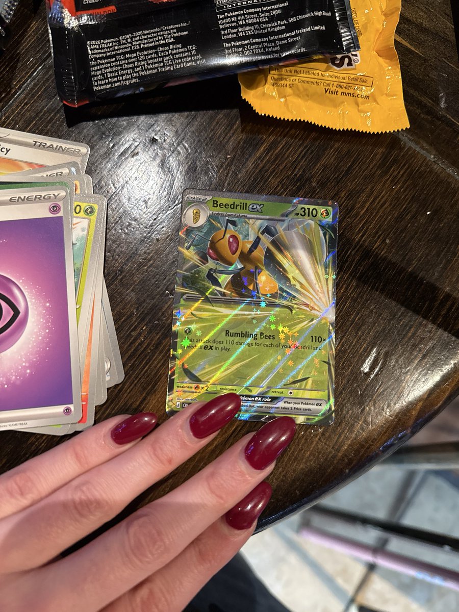 sacredsamixo's tweet photo. Beedrill ex is kinda cool looking. ✨ https://t.co/3UzGmmvsMl