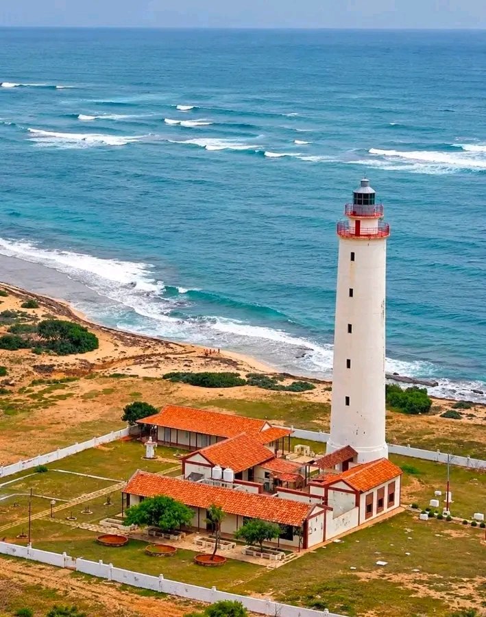 Yirlemaisi's tweet photo. El Faro de Punta de Maisí, rodeado por las aguas del Caribe y un impresionante paisaje costero, regala una de esas vistas que enamoran y hacen sentir orgullo por nuestra tierra. https://t.co/7clASB6zpy