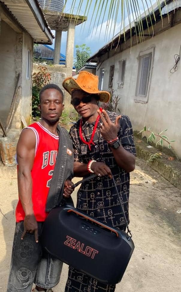 MalvinWisdom's tweet photo. Last year, around the Eligbolo–Eliozu axis, where I live, I witnessed another heartbreaking story. Two children were reportedly swept away by floodwaters. A Hausa trader who attempted to rescue them was also carried away.
They were later found floating in another canal. https://t.co/kUyTu6pDIl