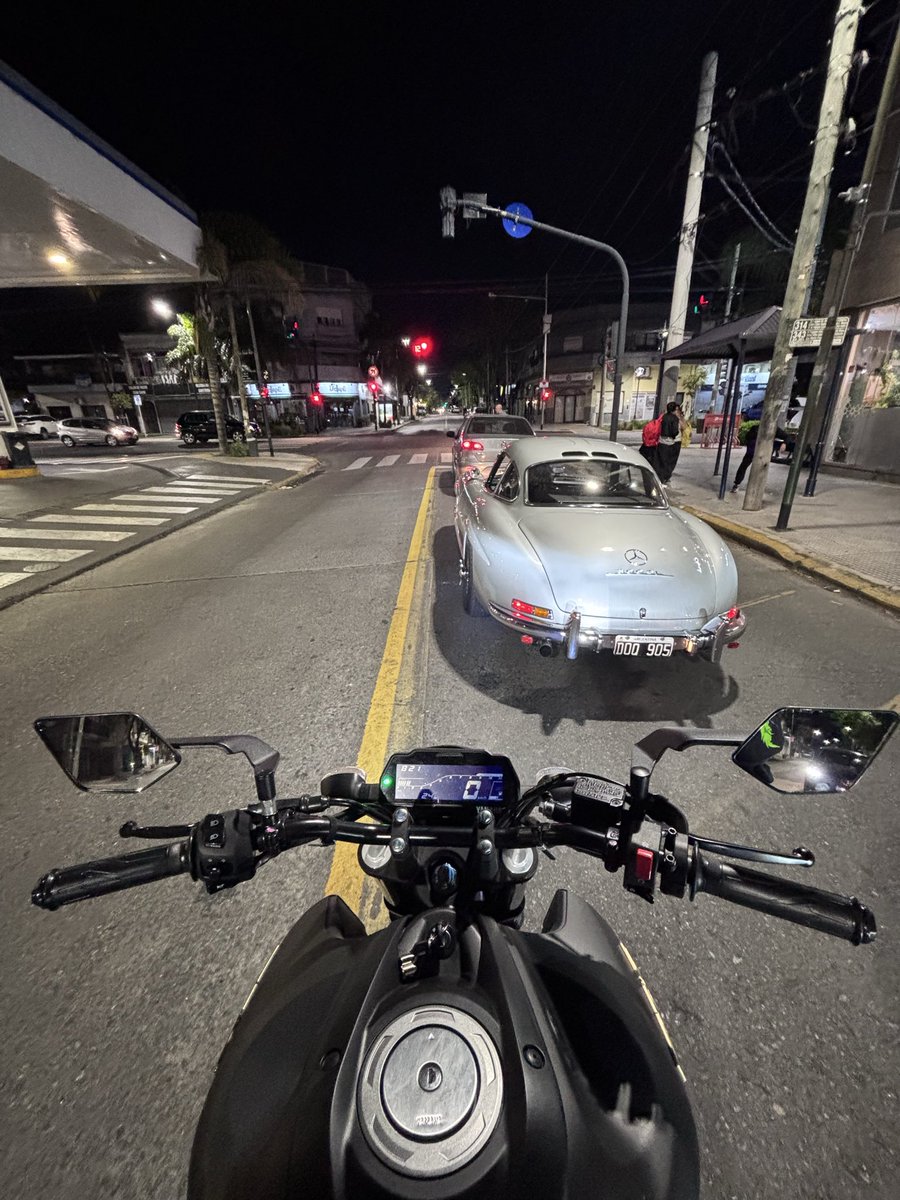 nahueelavilaa's tweet photo. volviendo a casa me crucé una 300SL EN LA CALLE, una bestialidad de auto (encima se copó y me abrió la puerta) https://t.co/4tB8zId2AY