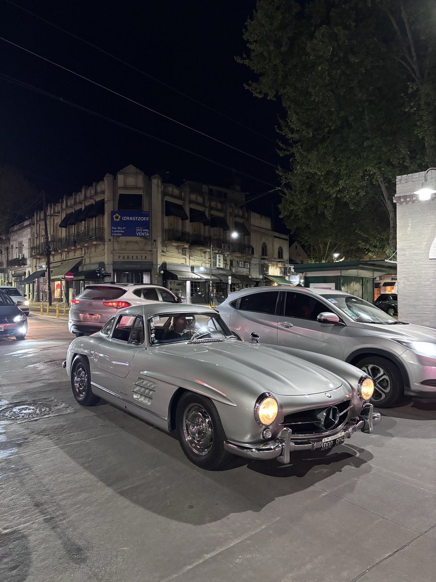 nahueelavilaa's tweet photo. volviendo a casa me crucé una 300SL EN LA CALLE, una bestialidad de auto (encima se copó y me abrió la puerta) https://t.co/4tB8zId2AY