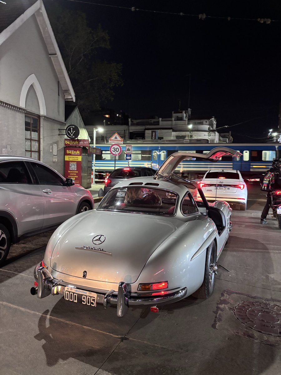 nahueelavilaa's tweet photo. volviendo a casa me crucé una 300SL EN LA CALLE, una bestialidad de auto (encima se copó y me abrió la puerta) https://t.co/4tB8zId2AY