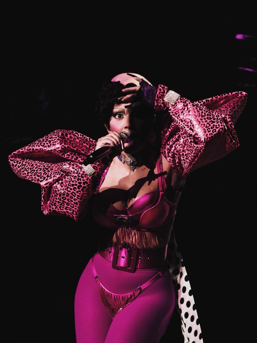 DojaHQs's tweet photo. Doja Cat in Chicago 
#TourMaVie 

📷: @gixorgiarose https://t.co/2xlrdxJvcS