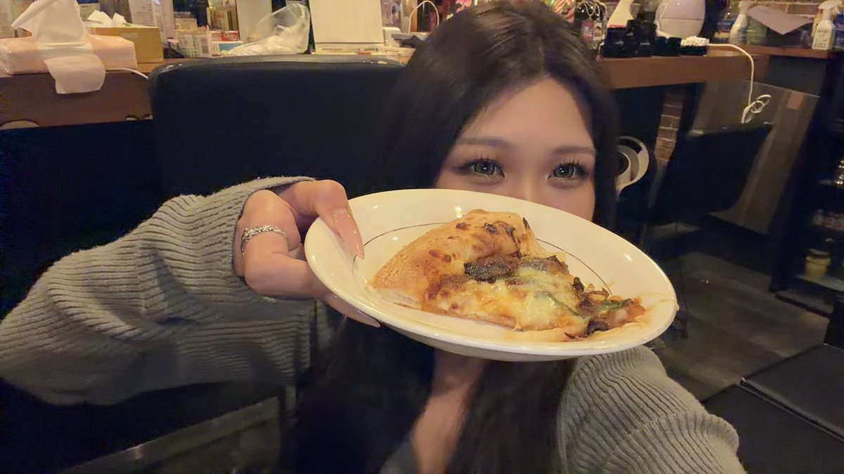 koko__LucKey's tweet photo. 昨日ピザいただきました🙇🏻‍♀️՞
麻辣湯味と月見味めーっちゃおいしかったです！！
ありがとうございます🥹💗 https://t.co/MjsKdGvwB2