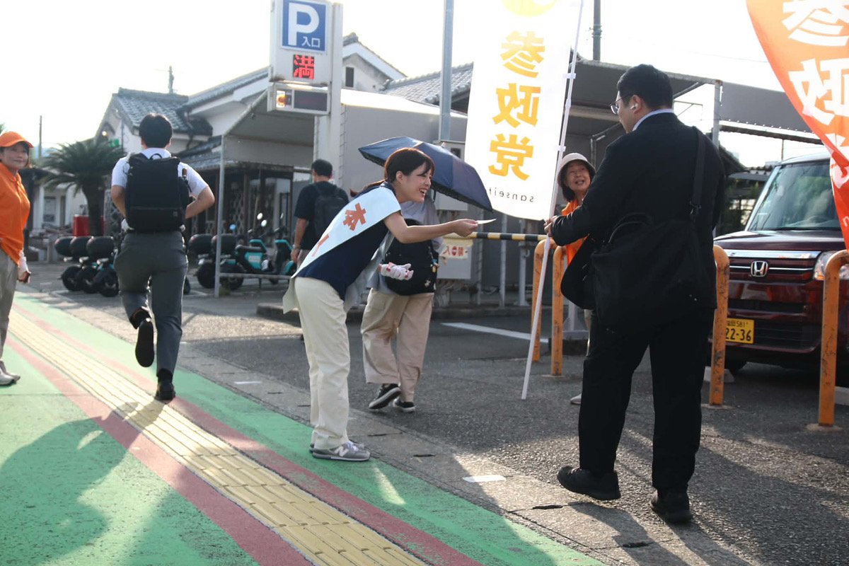 yoshitomi3keiko's tweet photo. 先程 今宿駅周辺にて朝のご挨拶☀

沢山の方に名刺を受け取って頂きました✨️

本日は福岡3区をまわります

一人でも多くの方に
8つのお約束（公約）や想いが伝わるよう
頑張って参ります🔥 https://t.co/TgB9Mft3fj