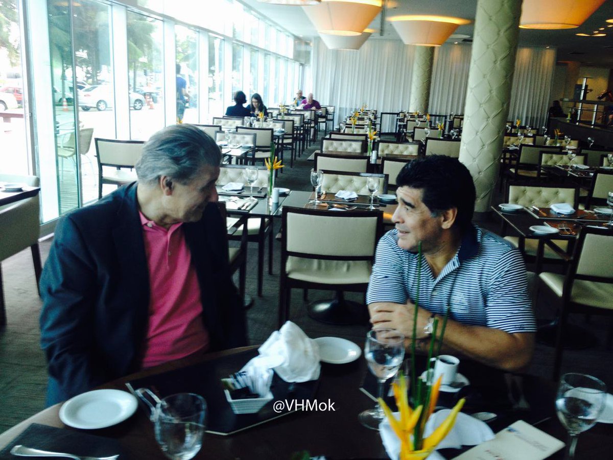 VHMok's tweet photo. ¿Recuerdan "De Zurda"? Así lo armamos. 

Esta secuencia de fotos de 2014, fue cuando nos reunimos por primera vez, en Río de Janeiro, en el hotel donde se alojaba Diego, para empezar a delinear lo que se vendría. ⚽️❤️

Habíamos ideado aquel programa -que iba a empezar dos días después- para hablar de fútbol, felices, de cómo iba a ser, pero con Diego siempre ocurría algo más. Bastaba que apareciera por la puerta para que la televisión dejara de ser televisión y se convirtiera en una conversación que se prolongaría toda la noche. Siempre con alegría.

Yo lo veía llegar al IBC, rodeado de cámaras, periodistas, custodios, gente que quería saludarlo, tocarlo, fotografiarlo. No podía caminar unos metros sin que el mundo se abalanzara sobre él. Y, sin embargo, cuando entraba al estudio, cuando se sentaba, cuando comenzábamos a hablar, aparecía otro Diego. El de la risa fácil. El de la memoria prodigiosa. El que podía pasar de Messi a Pelé, de una final del Mundial a una historia de su infancia, en apenas unos segundos.

A Diego había que dejarlo ir gambeteando por donde quisiera. Ahí estaba la magia. En ese pique corto aparecía el recuerdo que nadie había preparado, la anécdota que no estaba en ningún guión, la palabra que solamente podía decir él.

Lo vi emocionarse con una carta de Fidel. Lo vi recordar a su madre al escuchar aquel relato de México 86. Lo vi reírse de sí mismo, de nosotros, del fútbol y de todo aquello que el fútbol había puesto en su camino.

Y también lo vi cansado de que lo persiguieran. Era el hombre intentando tener cinco minutos de vida privada mientras el mundo entero quería un pedazo suyo.

Qué paradoja: nosotros habíamos ido a Brasil para tener a Maradona en un programa y terminamos teniendo el privilegio de compartir al hombre detrás del personaje.

De Zurda fue fútbol. Fue Mundial. Fue televisión. Pero para mí fue, sobre todo, la posibilidad de sentarme junto a Diego y escucharlo.

Porque uno vuelve a aquellas imágenes y comprende que no estaba simplemente mirando a un campeón del mundo. Estaba escuchando a Diego. Al único. Al Diez. Y qué regalo fue. ❤️⚽️