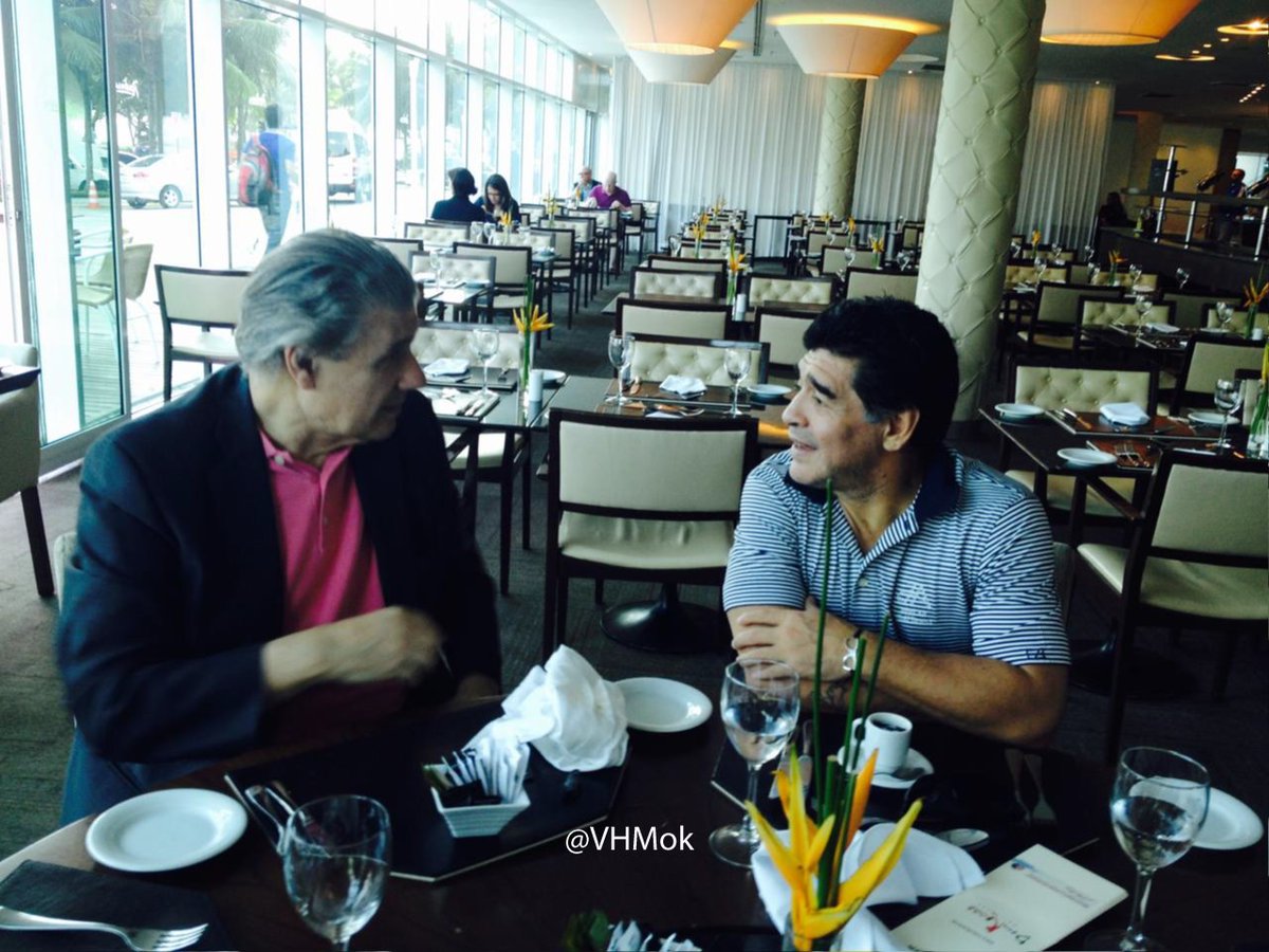 VHMok's tweet photo. ¿Recuerdan "De Zurda"? Así lo armamos. 

Esta secuencia de fotos de 2014, fue cuando nos reunimos por primera vez, en Río de Janeiro, en el hotel donde se alojaba Diego, para empezar a delinear lo que se vendría. ⚽️❤️

Habíamos ideado aquel programa -que iba a empezar dos días después- para hablar de fútbol, felices, de cómo iba a ser, pero con Diego siempre ocurría algo más. Bastaba que apareciera por la puerta para que la televisión dejara de ser televisión y se convirtiera en una conversación que se prolongaría toda la noche. Siempre con alegría.

Yo lo veía llegar al IBC, rodeado de cámaras, periodistas, custodios, gente que quería saludarlo, tocarlo, fotografiarlo. No podía caminar unos metros sin que el mundo se abalanzara sobre él. Y, sin embargo, cuando entraba al estudio, cuando se sentaba, cuando comenzábamos a hablar, aparecía otro Diego. El de la risa fácil. El de la memoria prodigiosa. El que podía pasar de Messi a Pelé, de una final del Mundial a una historia de su infancia, en apenas unos segundos.

A Diego había que dejarlo ir gambeteando por donde quisiera. Ahí estaba la magia. En ese pique corto aparecía el recuerdo que nadie había preparado, la anécdota que no estaba en ningún guión, la palabra que solamente podía decir él.

Lo vi emocionarse con una carta de Fidel. Lo vi recordar a su madre al escuchar aquel relato de México 86. Lo vi reírse de sí mismo, de nosotros, del fútbol y de todo aquello que el fútbol había puesto en su camino.

Y también lo vi cansado de que lo persiguieran. Era el hombre intentando tener cinco minutos de vida privada mientras el mundo entero quería un pedazo suyo.

Qué paradoja: nosotros habíamos ido a Brasil para tener a Maradona en un programa y terminamos teniendo el privilegio de compartir al hombre detrás del personaje.

De Zurda fue fútbol. Fue Mundial. Fue televisión. Pero para mí fue, sobre todo, la posibilidad de sentarme junto a Diego y escucharlo.

Porque uno vuelve a aquellas imágenes y comprende que no estaba simplemente mirando a un campeón del mundo. Estaba escuchando a Diego. Al único. Al Diez. Y qué regalo fue. ❤️⚽️