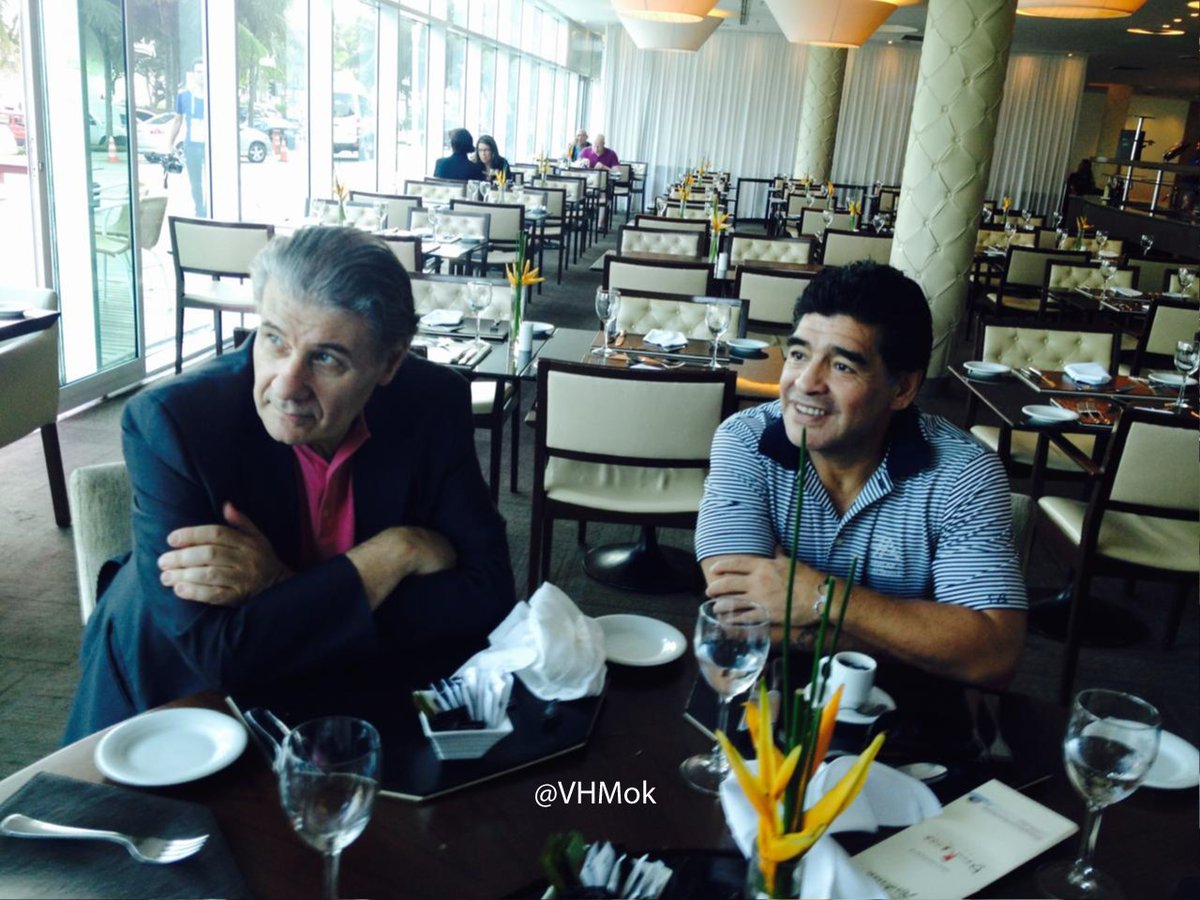 VHMok's tweet photo. ¿Recuerdan "De Zurda"? Así lo armamos. 

Esta secuencia de fotos de 2014, fue cuando nos reunimos por primera vez, en Río de Janeiro, en el hotel donde se alojaba Diego, para empezar a delinear lo que se vendría. ⚽️❤️

Habíamos ideado aquel programa -que iba a empezar dos días después- para hablar de fútbol, felices, de cómo iba a ser, pero con Diego siempre ocurría algo más. Bastaba que apareciera por la puerta para que la televisión dejara de ser televisión y se convirtiera en una conversación que se prolongaría toda la noche. Siempre con alegría.

Yo lo veía llegar al IBC, rodeado de cámaras, periodistas, custodios, gente que quería saludarlo, tocarlo, fotografiarlo. No podía caminar unos metros sin que el mundo se abalanzara sobre él. Y, sin embargo, cuando entraba al estudio, cuando se sentaba, cuando comenzábamos a hablar, aparecía otro Diego. El de la risa fácil. El de la memoria prodigiosa. El que podía pasar de Messi a Pelé, de una final del Mundial a una historia de su infancia, en apenas unos segundos.

A Diego había que dejarlo ir gambeteando por donde quisiera. Ahí estaba la magia. En ese pique corto aparecía el recuerdo que nadie había preparado, la anécdota que no estaba en ningún guión, la palabra que solamente podía decir él.

Lo vi emocionarse con una carta de Fidel. Lo vi recordar a su madre al escuchar aquel relato de México 86. Lo vi reírse de sí mismo, de nosotros, del fútbol y de todo aquello que el fútbol había puesto en su camino.

Y también lo vi cansado de que lo persiguieran. Era el hombre intentando tener cinco minutos de vida privada mientras el mundo entero quería un pedazo suyo.

Qué paradoja: nosotros habíamos ido a Brasil para tener a Maradona en un programa y terminamos teniendo el privilegio de compartir al hombre detrás del personaje.

De Zurda fue fútbol. Fue Mundial. Fue televisión. Pero para mí fue, sobre todo, la posibilidad de sentarme junto a Diego y escucharlo.

Porque uno vuelve a aquellas imágenes y comprende que no estaba simplemente mirando a un campeón del mundo. Estaba escuchando a Diego. Al único. Al Diez. Y qué regalo fue. ❤️⚽️