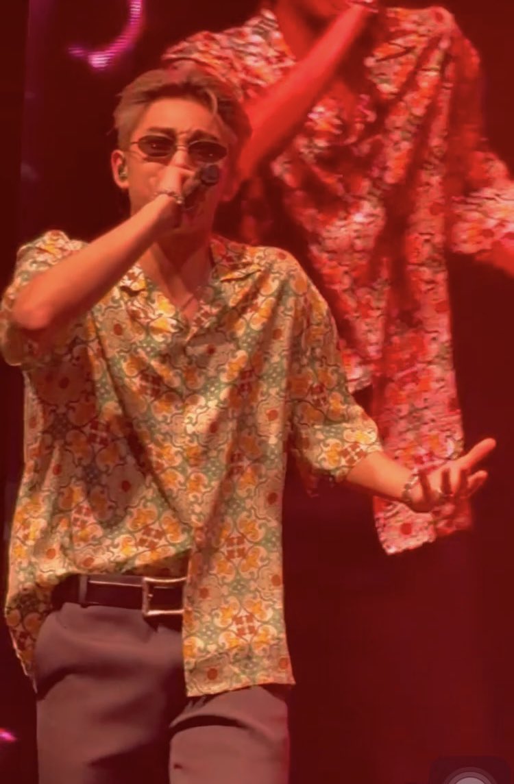 918_ryul's tweet photo. The hairstyle+color+outfit+glasses 🔥 https://t.co/ySCUHbu1Nm