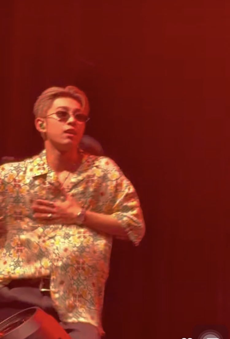 918_ryul's tweet photo. The hairstyle+color+outfit+glasses 🔥 https://t.co/ySCUHbu1Nm