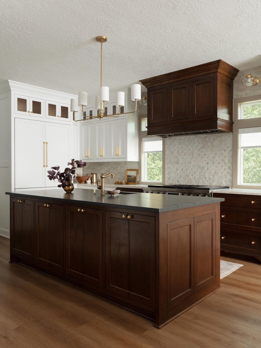 sehviyat's tweet photo. Modern kitchen with dark island. https://t.co/aqRnJaheq5