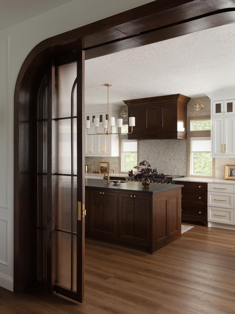 sehviyat's tweet photo. Modern kitchen with dark island. https://t.co/aqRnJaheq5