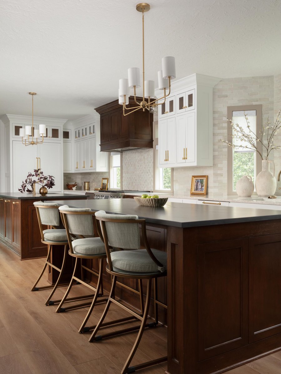 sehviyat's tweet photo. Modern kitchen with dark island. https://t.co/aqRnJaheq5
