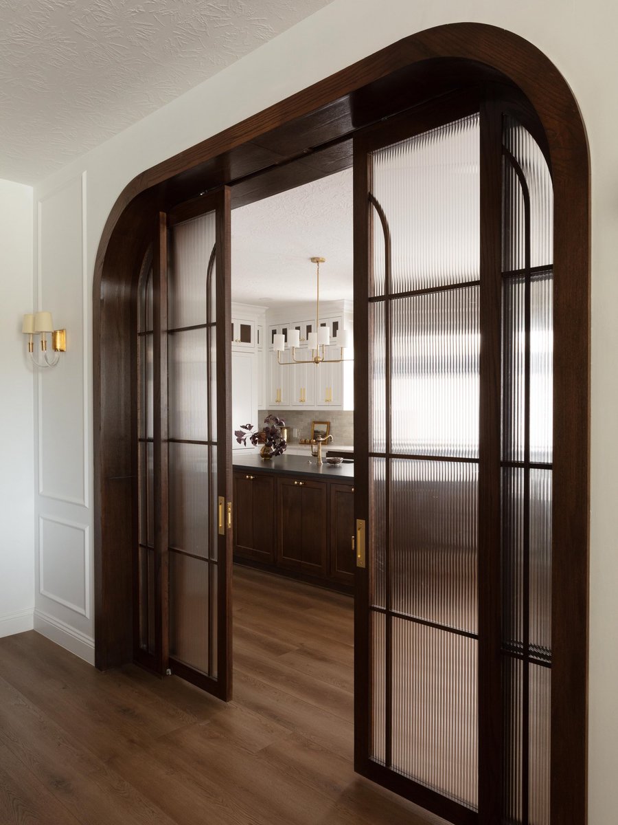 sehviyat's tweet photo. Modern kitchen with dark island. https://t.co/aqRnJaheq5