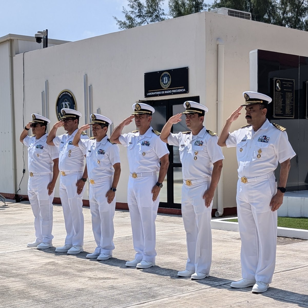 rosauraRuiz4's tweet photo. La tarde de ayer visitamos, junto al Almirante Secretario Raymundo Pedro Morales Ángeles, el Instituto de Investigaciones y Desarrollo Tecnológico (ININDETEC) de la @SEMAR_mx en la comunidad de Antón Lizardo, cerca del bello Puerto de Veracruz.

Además de supervisar los avances de la primera etapa de “Apixqui”, el Sistema Interinstitucional de Monitoreo Metoceanico y Alerta Temprana de Eventos Extremos, nos presentaron varios proyectos de desarrollo tecnológico avanzados que muy pronto estarán listos para beneficio del pueblo de México.

Entre ellos, el Director del Instituto y su equipo nos mostraron simuladores de vuelo, equipos y protocolos de telecomunicaciones y sistemas de defensa y monitoreo. Todos diseñados y ensamblados en sus propios laboratorios.

Finalmente constatamos los avances del proyecto conjunto de dron "Quetzal", el más grande y avanzado de una familia de vehículos aéreos no tripulados fabricados por la Marina y optimizados por los Centros de la @Secihti_Mx.

En el gobierno de la Presidenta @Claudiashein la ciencia y la tecnología están al servicio de la Patria.