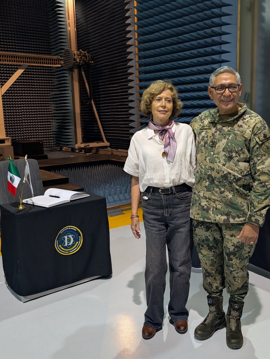 rosauraRuiz4's tweet photo. La tarde de ayer visitamos, junto al Almirante Secretario Raymundo Pedro Morales Ángeles, el Instituto de Investigaciones y Desarrollo Tecnológico (ININDETEC) de la @SEMAR_mx en la comunidad de Antón Lizardo, cerca del bello Puerto de Veracruz.

Además de supervisar los avances de la primera etapa de “Apixqui”, el Sistema Interinstitucional de Monitoreo Metoceanico y Alerta Temprana de Eventos Extremos, nos presentaron varios proyectos de desarrollo tecnológico avanzados que muy pronto estarán listos para beneficio del pueblo de México.

Entre ellos, el Director del Instituto y su equipo nos mostraron simuladores de vuelo, equipos y protocolos de telecomunicaciones y sistemas de defensa y monitoreo. Todos diseñados y ensamblados en sus propios laboratorios.

Finalmente constatamos los avances del proyecto conjunto de dron "Quetzal", el más grande y avanzado de una familia de vehículos aéreos no tripulados fabricados por la Marina y optimizados por los Centros de la @Secihti_Mx.

En el gobierno de la Presidenta @Claudiashein la ciencia y la tecnología están al servicio de la Patria.