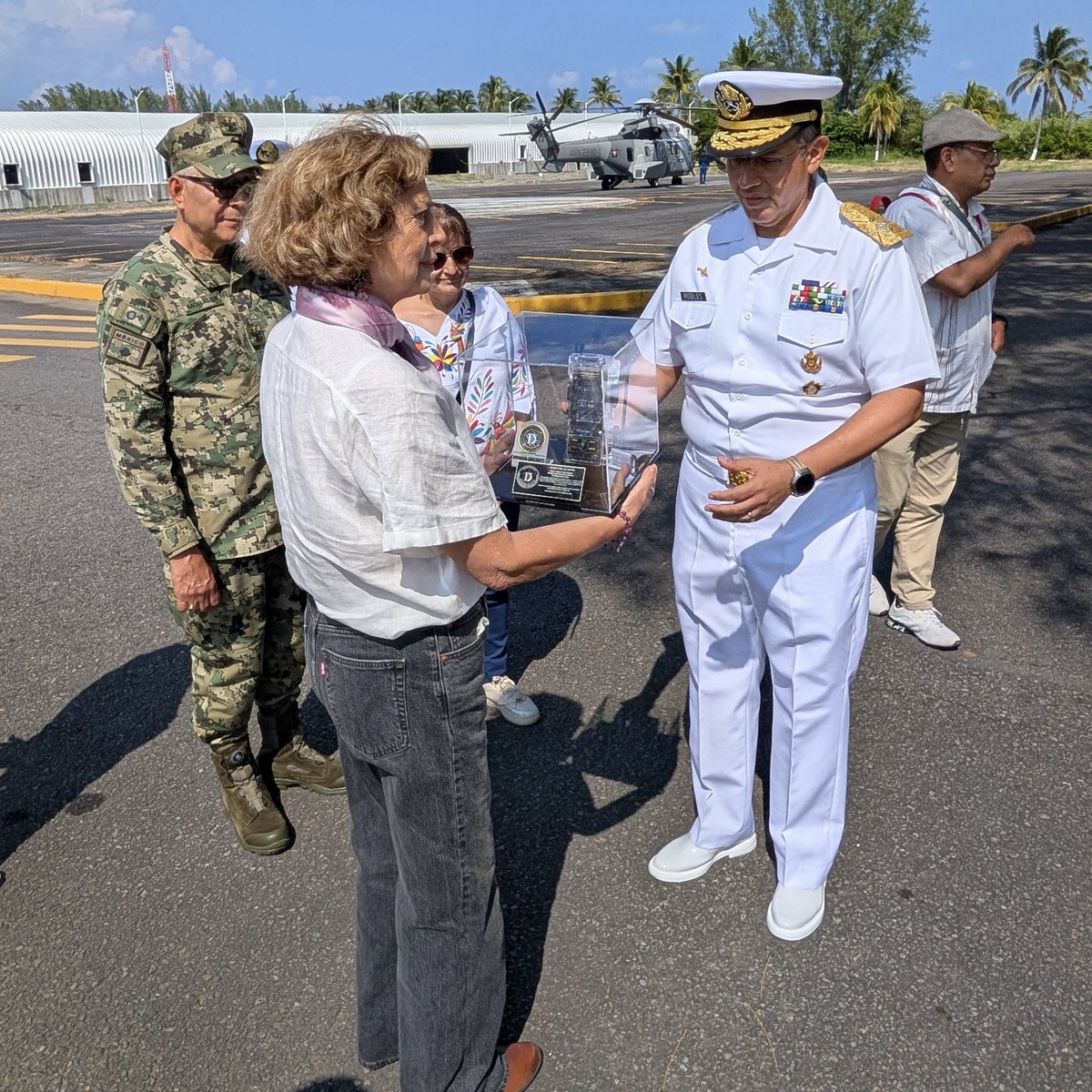 rosauraRuiz4's tweet photo. La tarde de ayer visitamos, junto al Almirante Secretario Raymundo Pedro Morales Ángeles, el Instituto de Investigaciones y Desarrollo Tecnológico (ININDETEC) de la @SEMAR_mx en la comunidad de Antón Lizardo, cerca del bello Puerto de Veracruz.

Además de supervisar los avances de la primera etapa de “Apixqui”, el Sistema Interinstitucional de Monitoreo Metoceanico y Alerta Temprana de Eventos Extremos, nos presentaron varios proyectos de desarrollo tecnológico avanzados que muy pronto estarán listos para beneficio del pueblo de México.

Entre ellos, el Director del Instituto y su equipo nos mostraron simuladores de vuelo, equipos y protocolos de telecomunicaciones y sistemas de defensa y monitoreo. Todos diseñados y ensamblados en sus propios laboratorios.

Finalmente constatamos los avances del proyecto conjunto de dron "Quetzal", el más grande y avanzado de una familia de vehículos aéreos no tripulados fabricados por la Marina y optimizados por los Centros de la @Secihti_Mx.

En el gobierno de la Presidenta @Claudiashein la ciencia y la tecnología están al servicio de la Patria.
