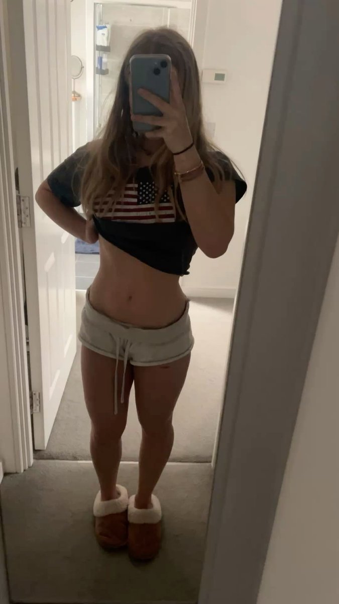 luvbiibii's tweet photo. Do you like my outfit?? https://t.co/Cjd6i9IlqD