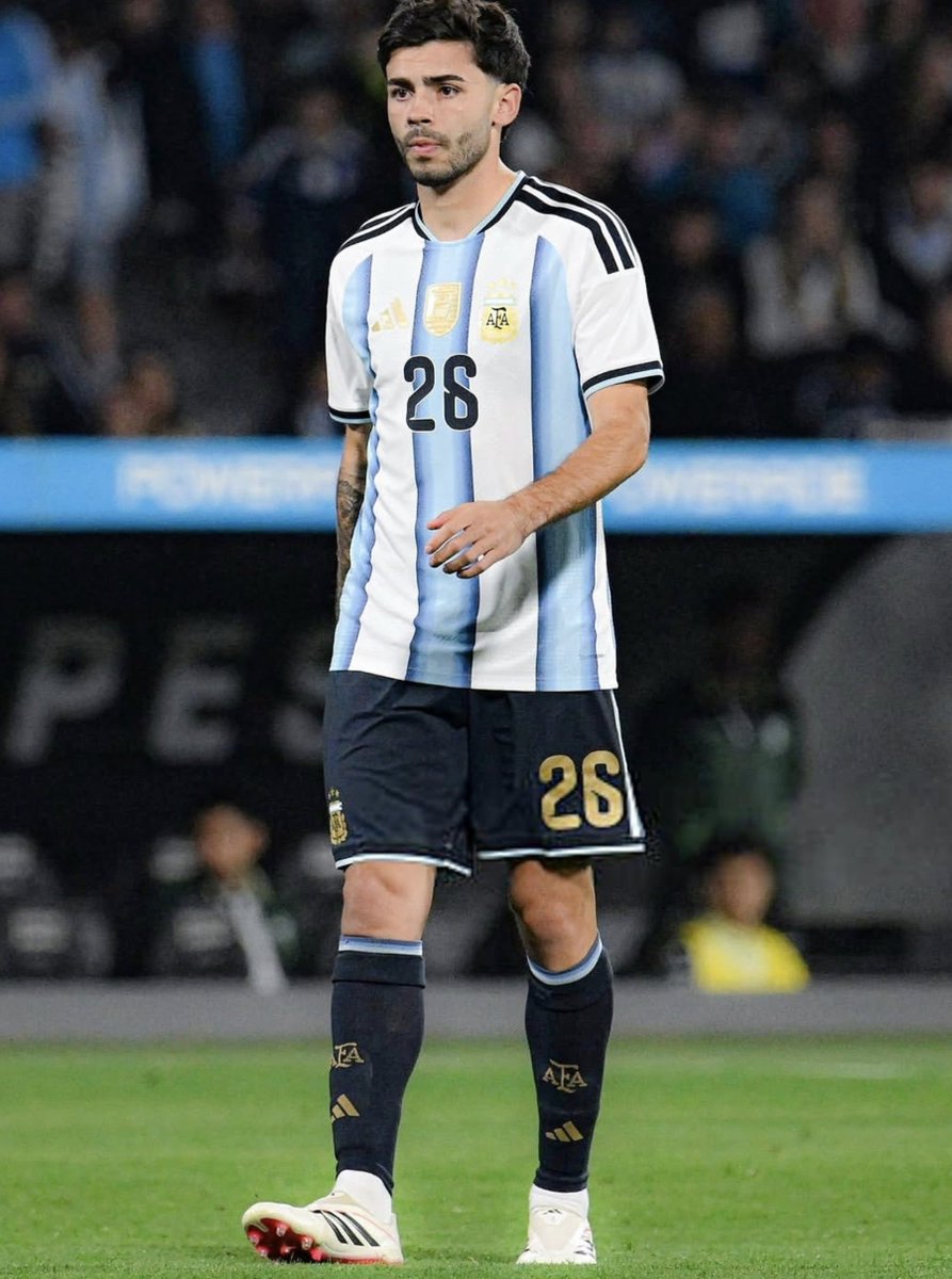 BocaJrsCT's tweet photo. 🚨💲Hay que decir LA VERDAD de por qué llevaron a este burro a la Selección Argentina.

#Scaloni y su CT son empleados de #River a traves del banco Macro (Brito). Los millones que le pagan en concepto de "publicidad" en realidad es una fachada del verdadero motivo: 

VALORIZACION ARTIFICIAL DE JUGADORES Y MARKETING ENCUBIERTO.

Simón, que nadie sabe donde juega y cuyo 50% del pase pertenece a River (sorpresa), fue convocado a la Selección y llegó sin jugar NI UN SOLO minuto en los últimos 2 meses en su club. ¿En qué cabeza cabe esto?

Ningún medio habla de esto, porque son cómplices junto a los representantes en esta estafa. Así como Simón, hay decenas más de jugadores que el propio periodismo se encarga sistemáticamente de inflar ridículamente en cada partido y programa, con halagos permanentes que no se condicen con la realidad. Lo hacen para instalar un relato poco a poco y preparar el terreno para que cuando llega la convocatoria de Scaloni, no parezca algo descabellado.

Así hicieron con Freitas, Andrada, Beltrán, Rivero, M Quarta, Solari, Moreno (el que era mejor que Paredes), y muchísimos mas en los últimos años. Ni hablar de que le dieron la 10 a Mastantuono.

Le quitan prestigio a la Selección Argentina, la usan para hacer negocios privados y engañan a los hinchas.

Lo hacen de manera descarada porque los medios, quienes son los que deberían exponer esta locura para que todo el mundo se entere, se llenan los bolsillos siendo cómplices y operando en favor de quienes ya se sabe.