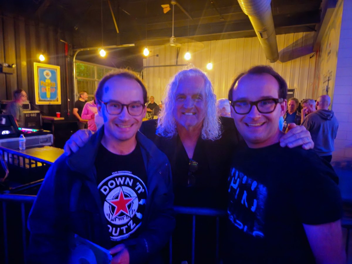 AttackBee11's tweet photo. Last nights @genradioband show @BoatyardLKN was amazing! It was great meeting @jasonscheff and shared stories about our late friend @TheTommyDeCarlo ♥️. https://t.co/kl9RTn8oEZ