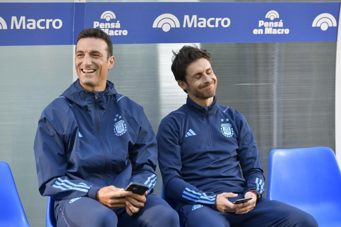 BocaJrsCT's tweet photo. 🚨💲Hay que decir LA VERDAD de por qué llevaron a este burro a la Selección Argentina.

#Scaloni y su CT son empleados de #River a traves del banco Macro (Brito). Los millones que le pagan en concepto de "publicidad" en realidad es una fachada del verdadero motivo: 

VALORIZACION ARTIFICIAL DE JUGADORES Y MARKETING ENCUBIERTO.

Simón, que nadie sabe donde juega y cuyo 50% del pase pertenece a River (sorpresa), fue convocado a la Selección y llegó sin jugar NI UN SOLO minuto en los últimos 2 meses en su club. ¿En qué cabeza cabe esto?

Ningún medio habla de esto, porque son cómplices junto a los representantes en esta estafa. Así como Simón, hay decenas más de jugadores que el propio periodismo se encarga sistemáticamente de inflar ridículamente en cada partido y programa, con halagos permanentes que no se condicen con la realidad. Lo hacen para instalar un relato poco a poco y preparar el terreno para que cuando llega la convocatoria de Scaloni, no parezca algo descabellado.

Así hicieron con Freitas, Andrada, Beltrán, Rivero, M Quarta, Solari, Moreno (el que era mejor que Paredes), y muchísimos mas en los últimos años. Ni hablar de que le dieron la 10 a Mastantuono.

Le quitan prestigio a la Selección Argentina, la usan para hacer negocios privados y engañan a los hinchas.

Lo hacen de manera descarada porque los medios, quienes son los que deberían exponer esta locura para que todo el mundo se entere, se llenan los bolsillos siendo cómplices y operando en favor de quienes ya se sabe.