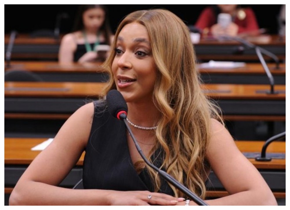 g1's tweet photo. Quem é Erika Hilton, a mulher mais votada da história do Brasil para a Câmara dos Deputados https://t.co/MgWQIzr5OG #apuração #eleição2026 https://t.co/f5dPQRmKDH