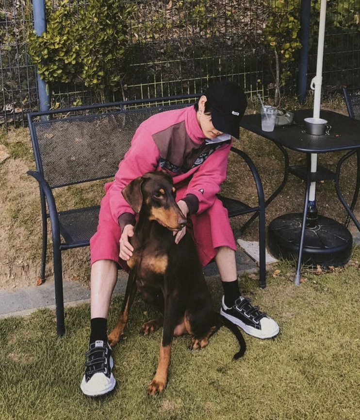 dracaureusx's tweet photo. jungkook is still wearing dangling earrings here which means he went to visit bam after japan trip and right before the tour started. that's his baby 😭🥹 https://t.co/tueA8pv6bh