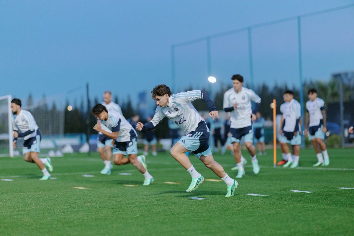 Argentina's tweet photo. #SelecciónMayor Entrenamiento con +1000 de aura ✨💫🥹 https://t.co/B41gVVBAvC